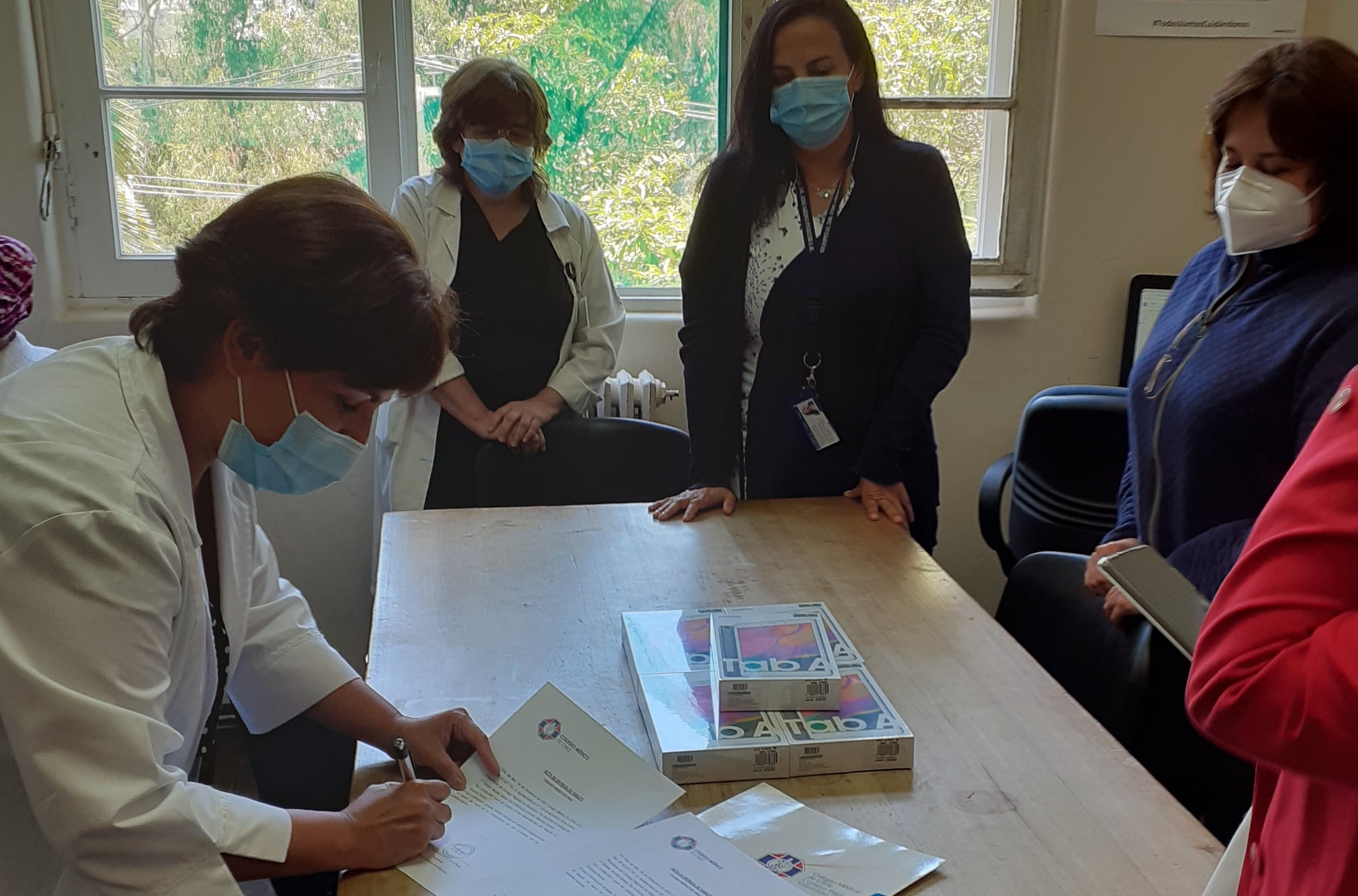 Colegio Médico de Valparaíso donó 5 tablets al HEP para facilitar la comunicación con los pacientes y con sus seres queridos
