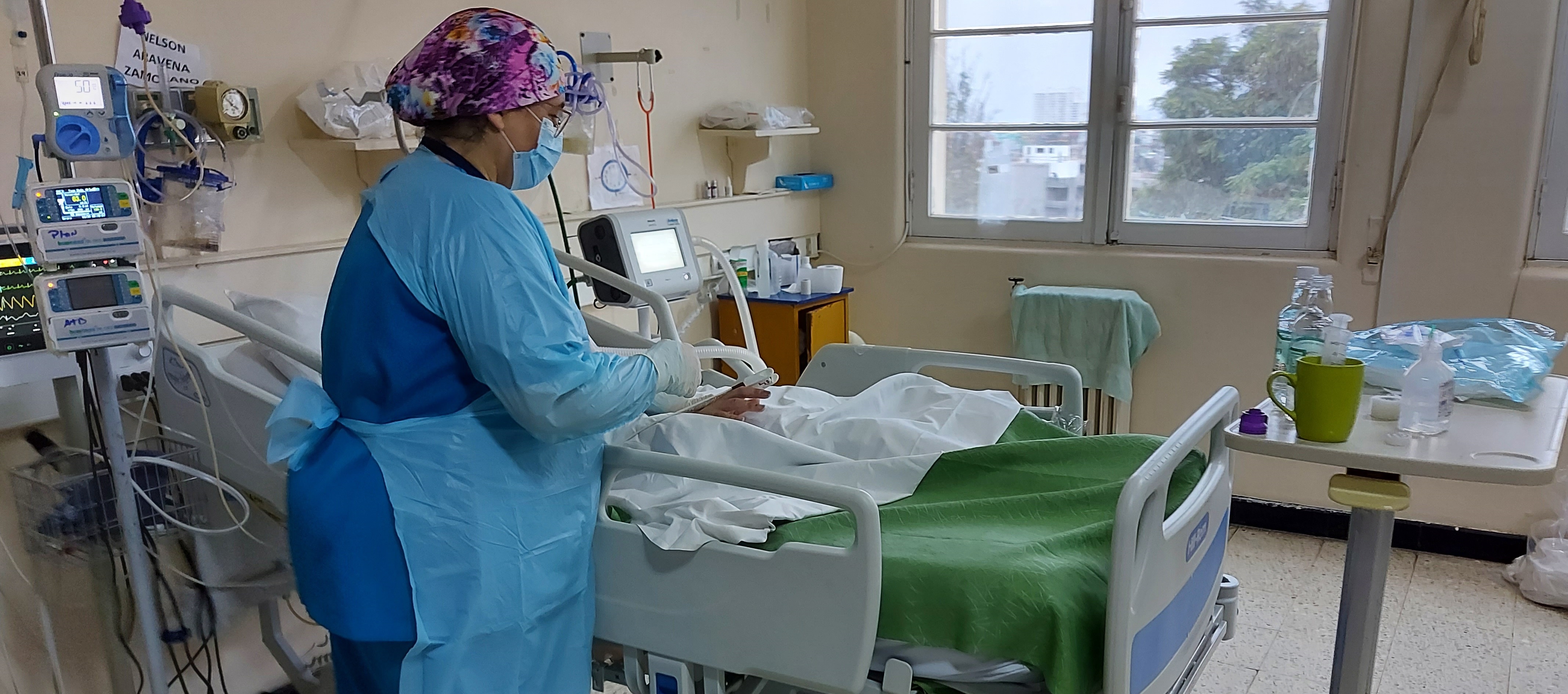 Subdirectora Médica del HEP se sumó a labores clínicas para reforzar la coordinación de los equipos médicos y la atención a pacientes UCI