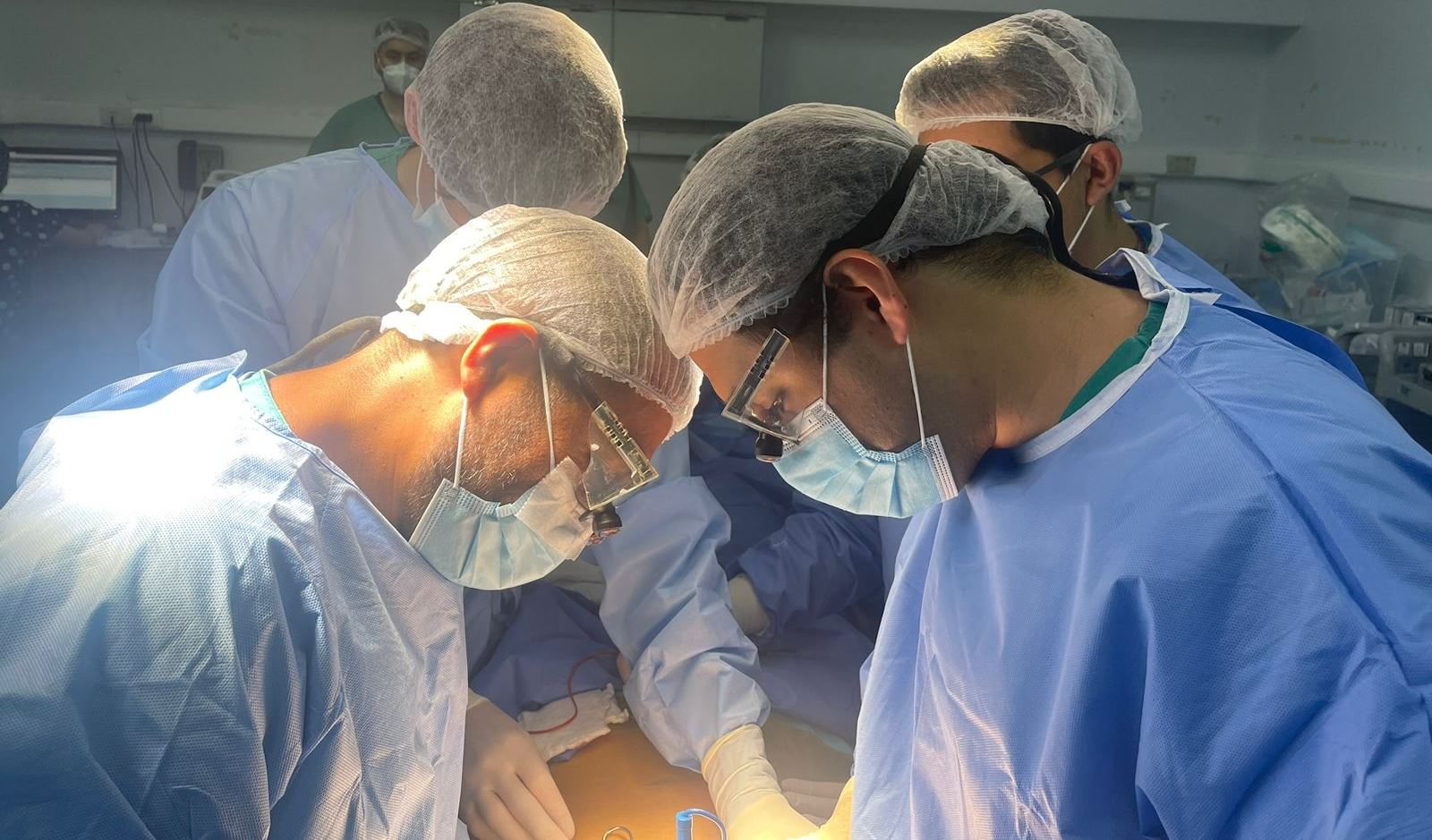 Especialistas del HEP concurrieron al Hospital Dr. Carlos Van Buren a realizar compleja cirugía abierta de revascularización
