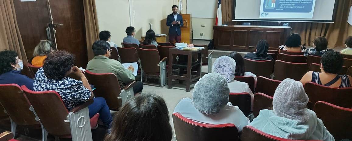 Experto de Superintendencia de Pensiones dictó charla informativa a funcionarios y funcionarias del HEP